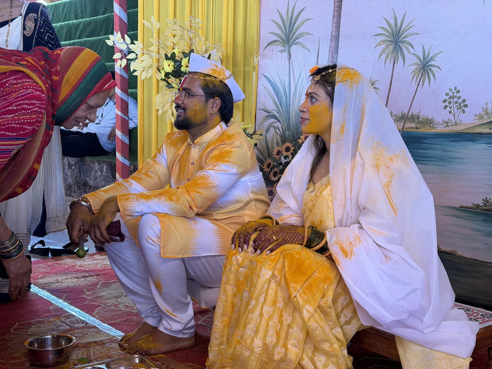 श्रीलीलामधील हळद समारंभात बसलेले वधूवर
