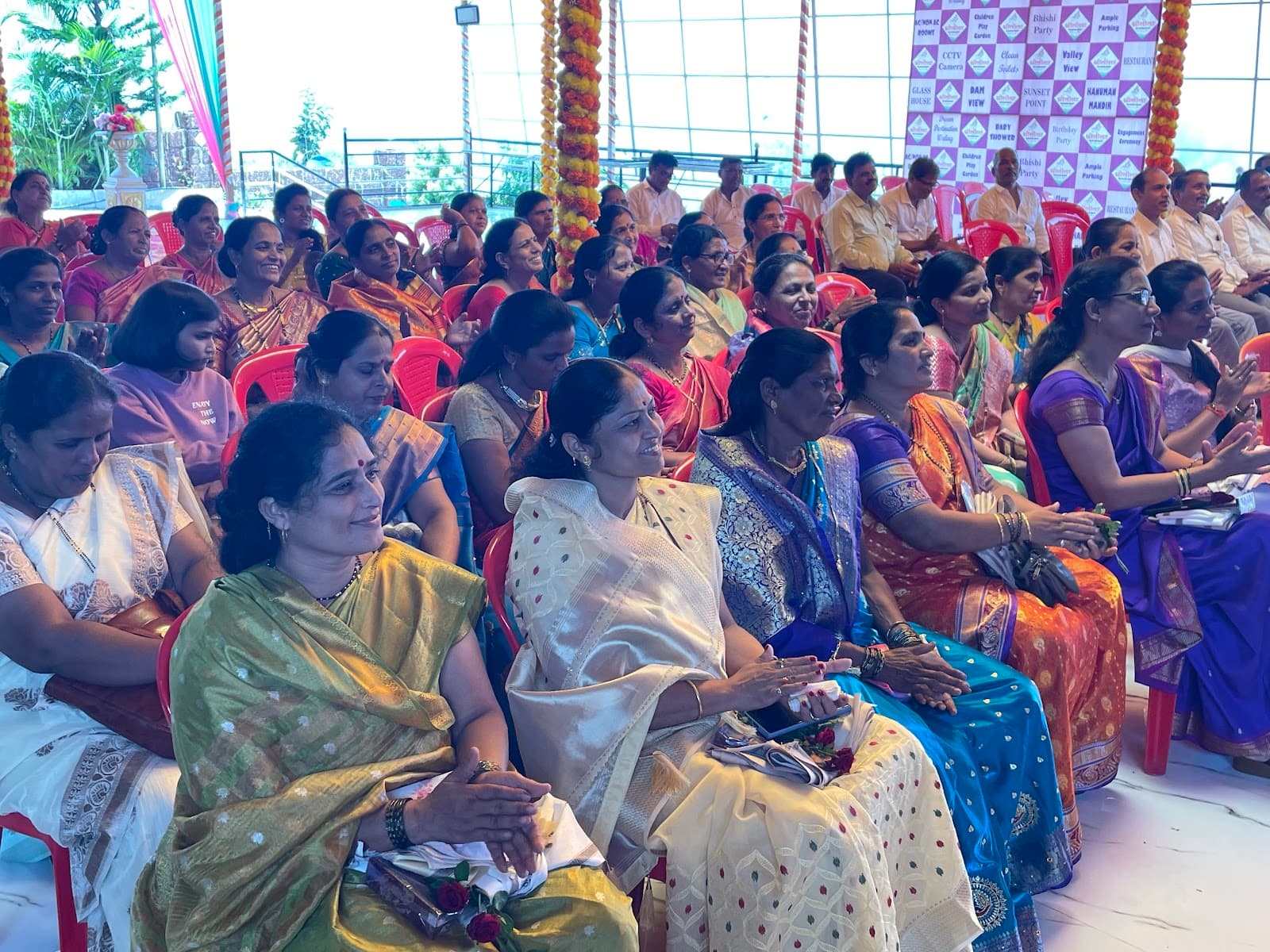 श्रीलीला येथील परिषद किंवा परिसंवादासाठी बसलेले पाहुणे