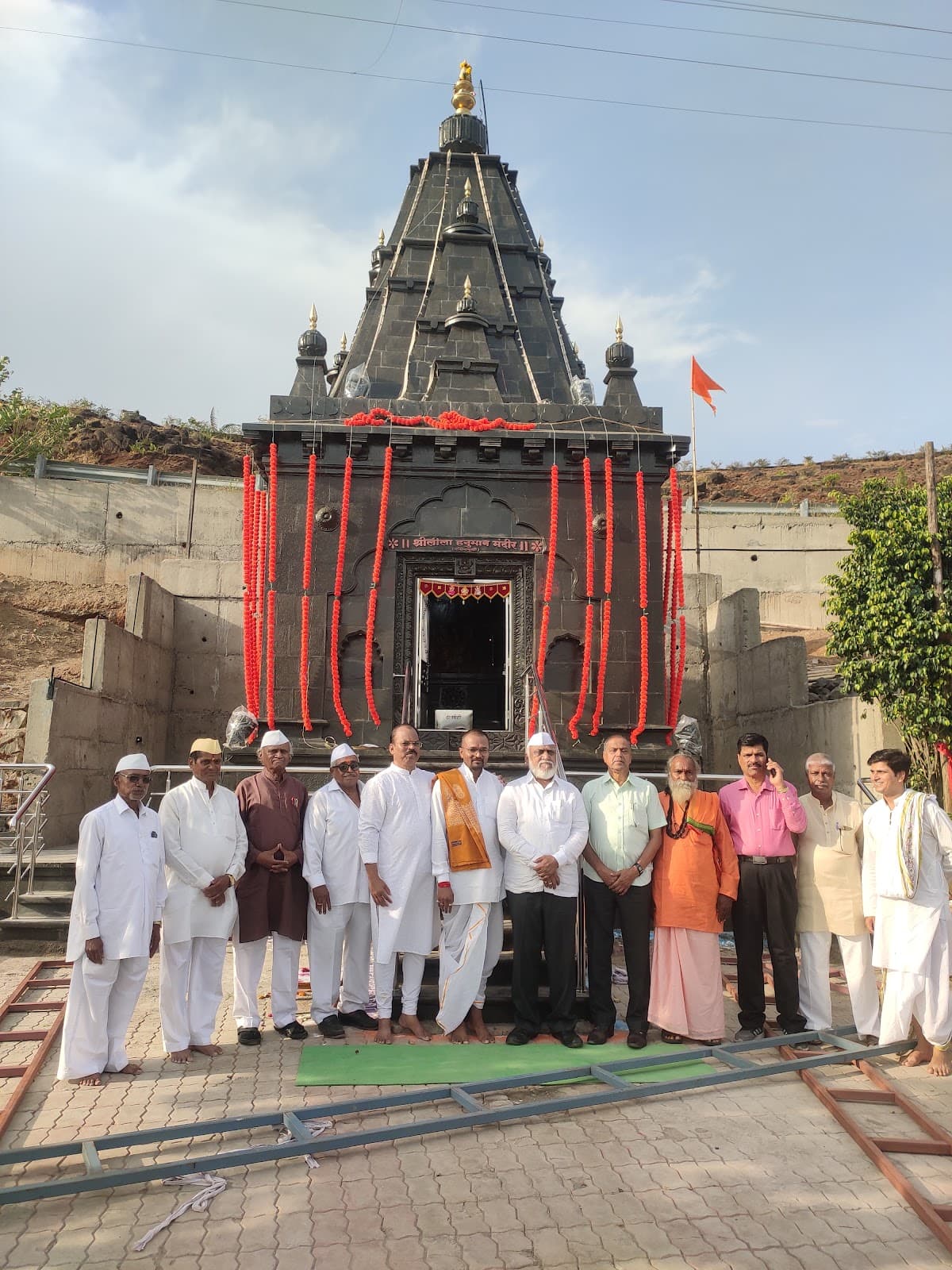 सजवलेल्या श्रीलीला मंदिराबाहेरील धार्मिक कार्यक्रम